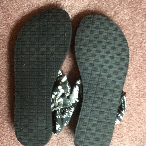 Sanuk black sandals like new - Picture 2 of 2